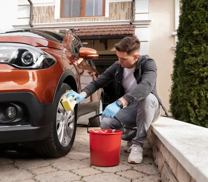 Lavage auto à domicile Coulombs : professionnel intervenant sur un véhicule